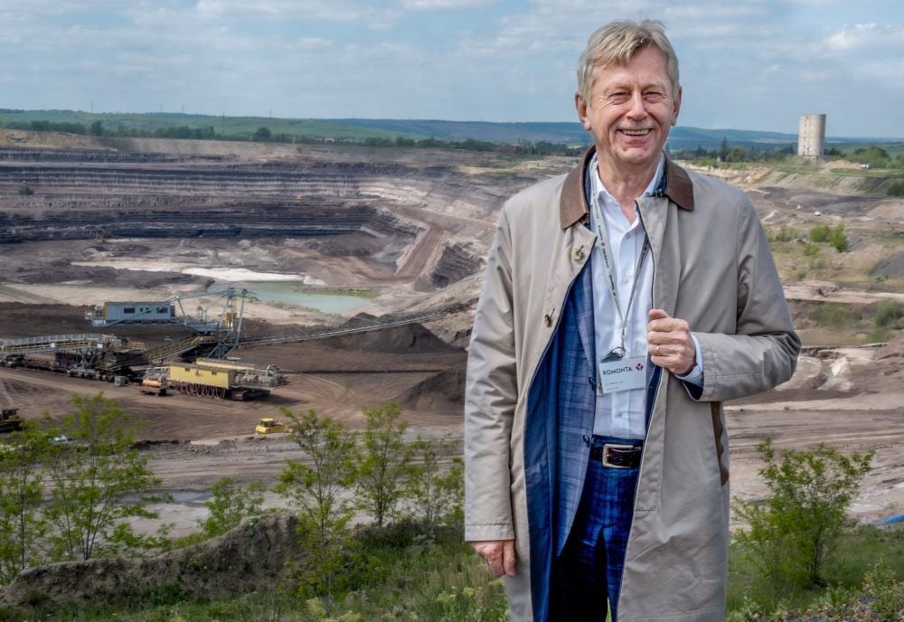 Getec -Chef Karl Gerhold vor dem Braunkohle-Tagebau in Amsdorf.