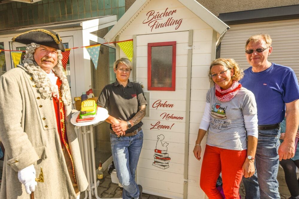 Gemeinsam haben Bergrat Borlach alias Thomas Scheffler (v.l.) Katja Herrmann von der gleichnamigen Fleischerei, Anke Pippel-Hell und Ehemann Michael Hell den Bücherfindling eingeweiht.