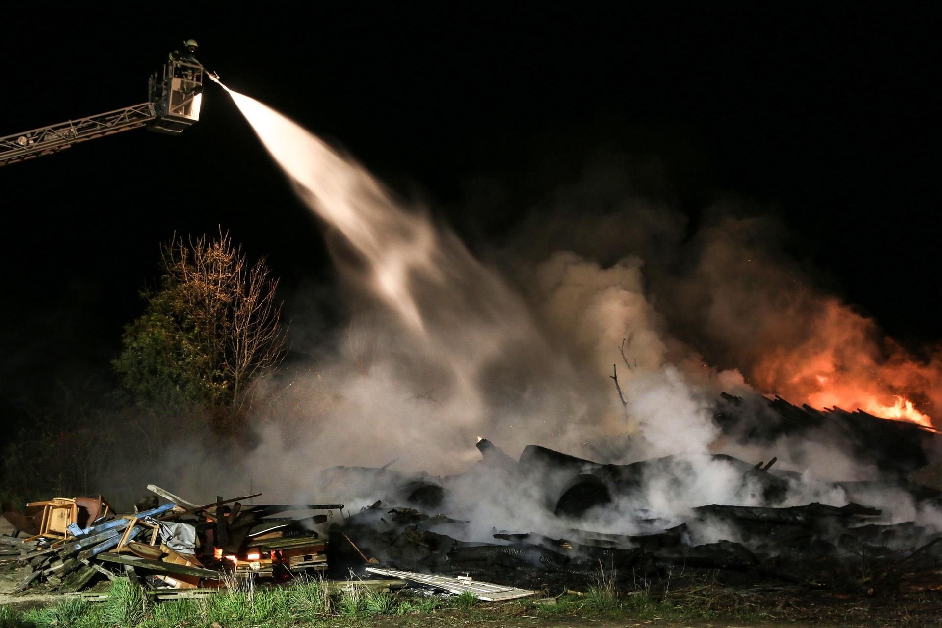 Ein großer Holzhaufen stand auf dem Gelände eines Landwirtschaftsbetriebes in Rötzsch in Flammen.