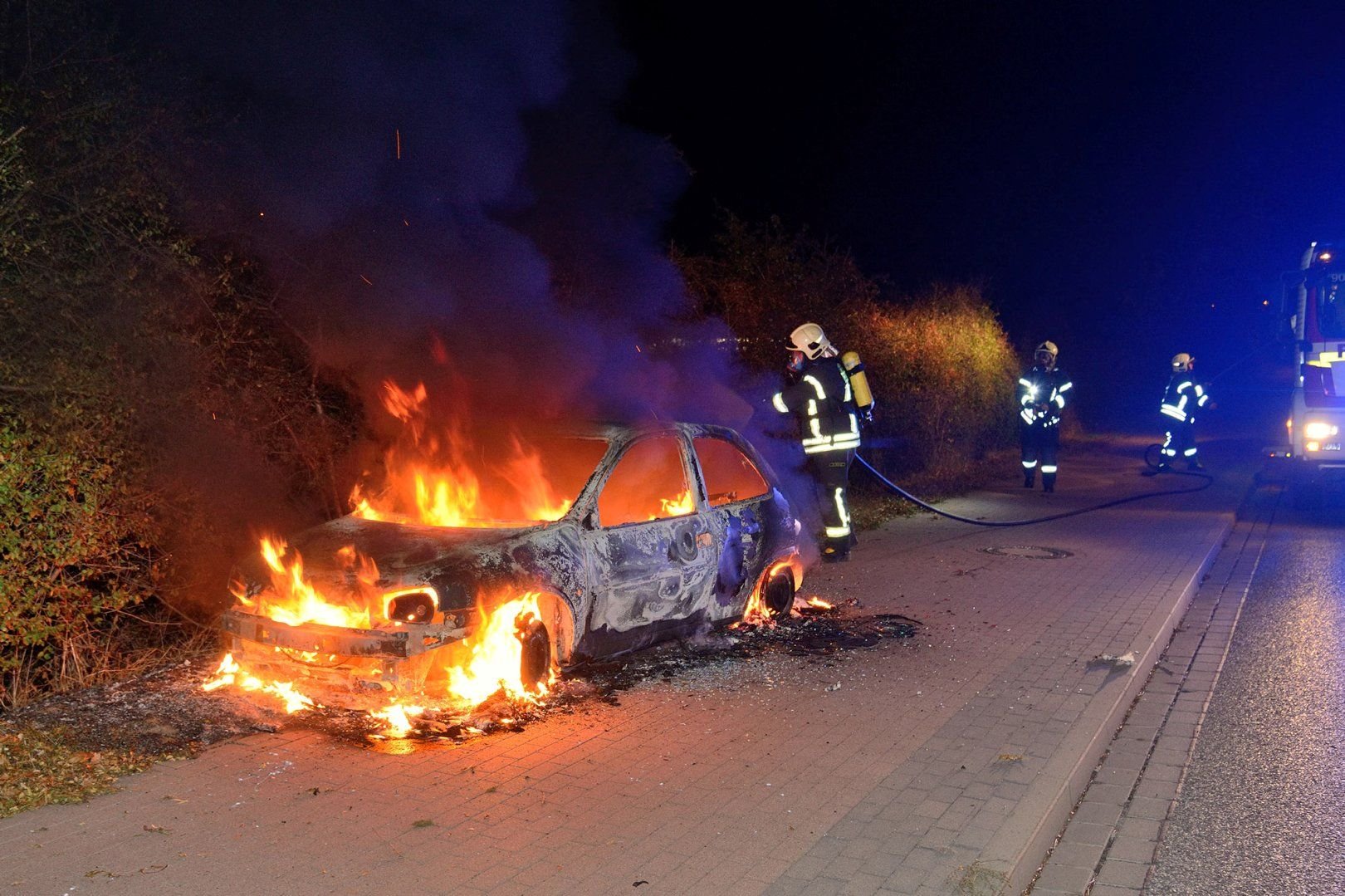 Feuerwehrleute löschen am Moorberg in Quedlinburg einen Opel Corsa, der dort seit längerer Zeit auf dem Fußweg parkte.
