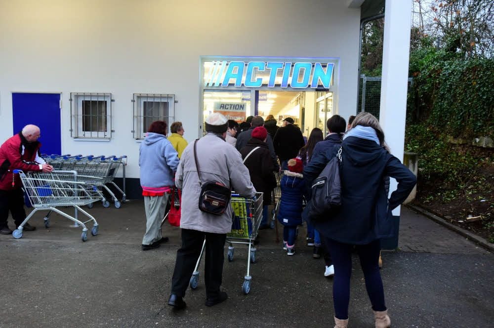 Wer zuerst kommt, kauft zuerst. Die Neueröffnung lockte in Weißenfels Schnäppchenjäger an.