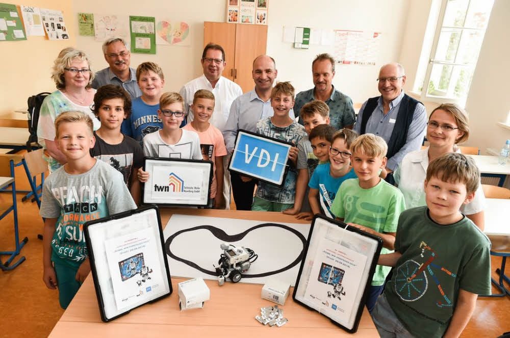 Dank der Hilfe von Envia M, TWN und dem Verband Deutscher Ingenieure kann sich die neue Arbeitsgemeinschaft Robotik am Naumburger Domgymnasium über vier Lego-Bausätze freuen.
