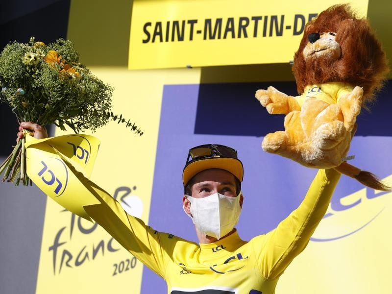 Primoz Roglic vom Team Jumbo-Visma feiert auf dem Podium die momentane Führung in der Gesamtwertung. Foto: -/Belga Pool/dpa