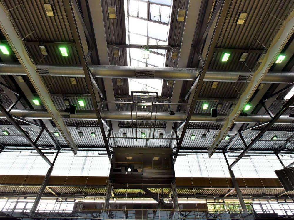 Die alte Beleuchtung in der Stadthalle Weißenfels reicht nicht für HD-Fernsehübertragungen.