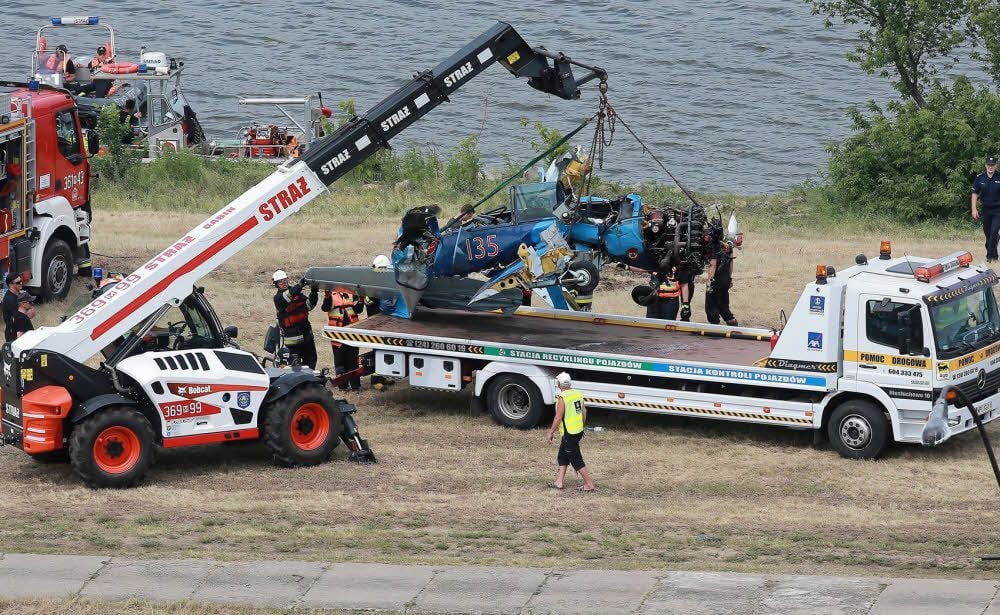 Das Wrack des Flugzeuges wird aus der Weichsel geborgen.