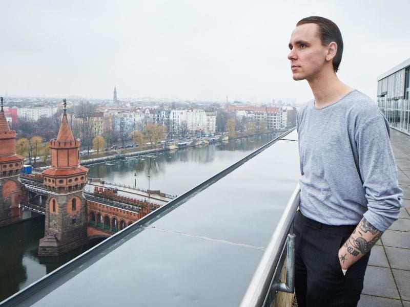 Drangsal (Max Gruber) über den Dächern von Berlin. Foto: Annette Riedl