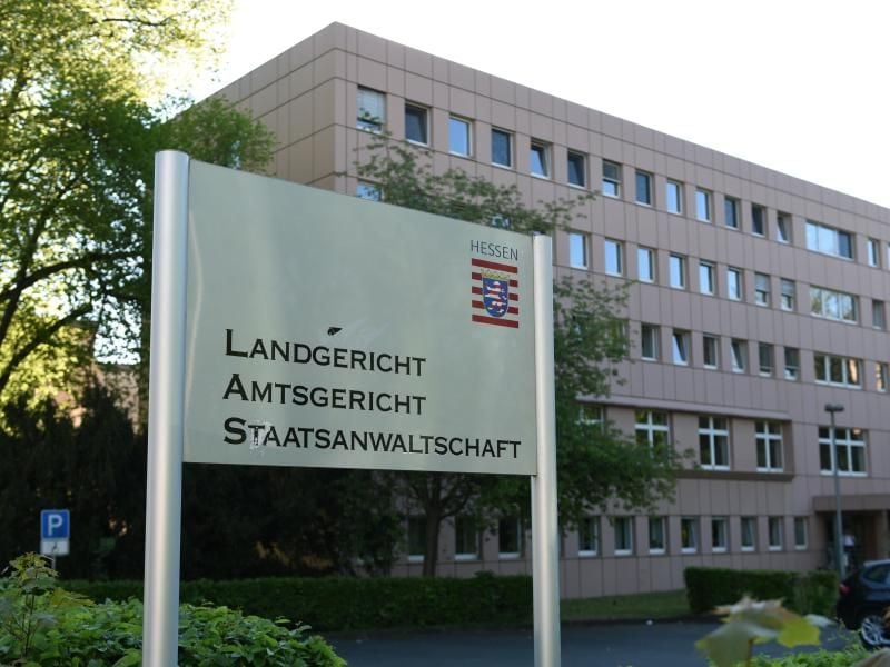 Ein Schild vor einem Gebäude mit dem Hinweis auf das Land- und Amtsgericht. Foto: Uwe Zucchi/Archiv