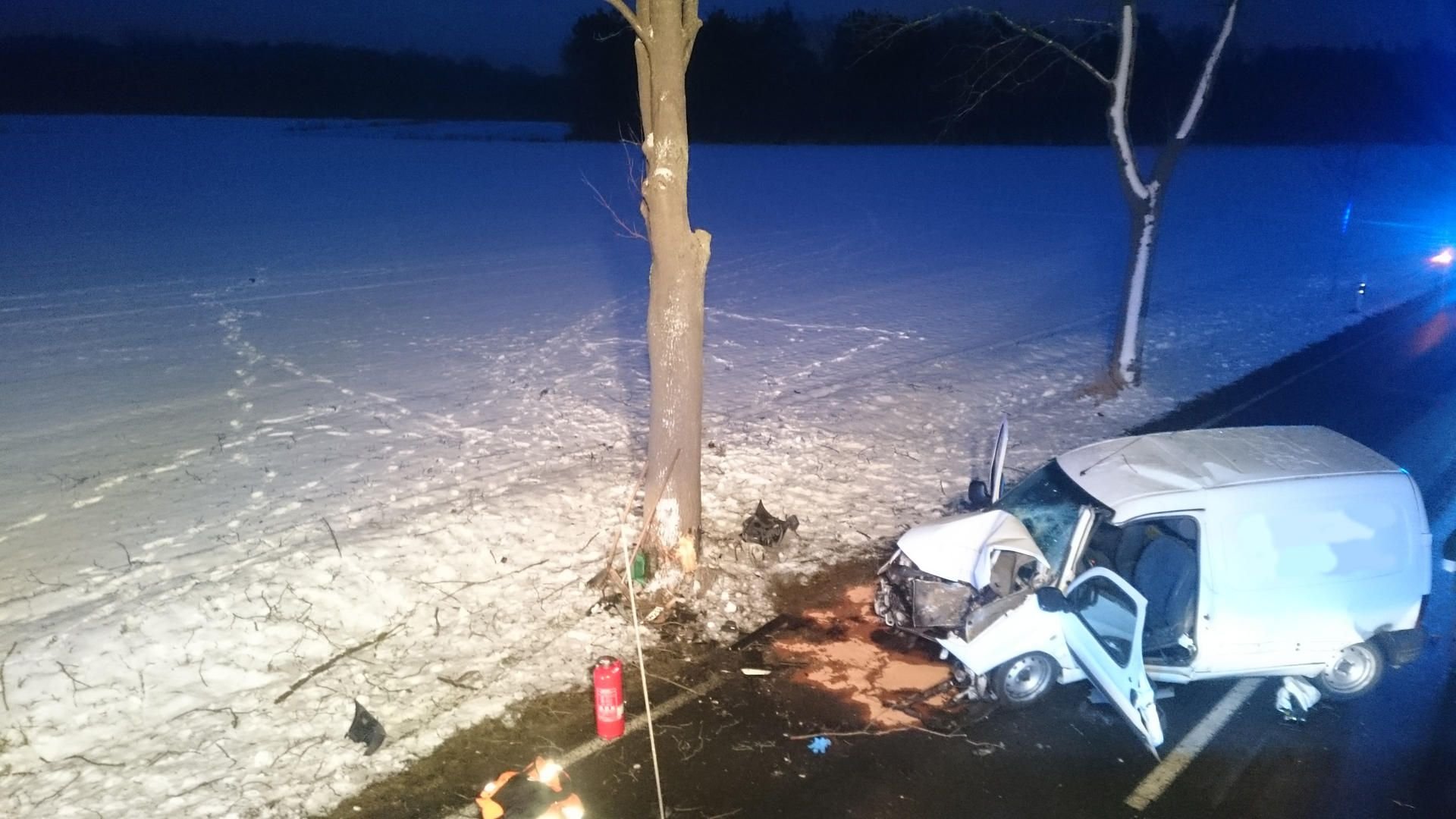 Der Fahrer des Peugeot verstarb noch an der Unfallstelle auf der Bundesstraße B107 zwischen Gräfenhainichen und Schköna.