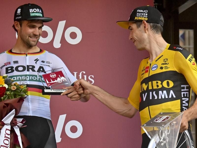 Re-Start bei Strade Bianche geglückt: Maximilian Schachmann (l) und Sieger Wout Van Aert. Foto: Dirk Waem/BELGA/dpa