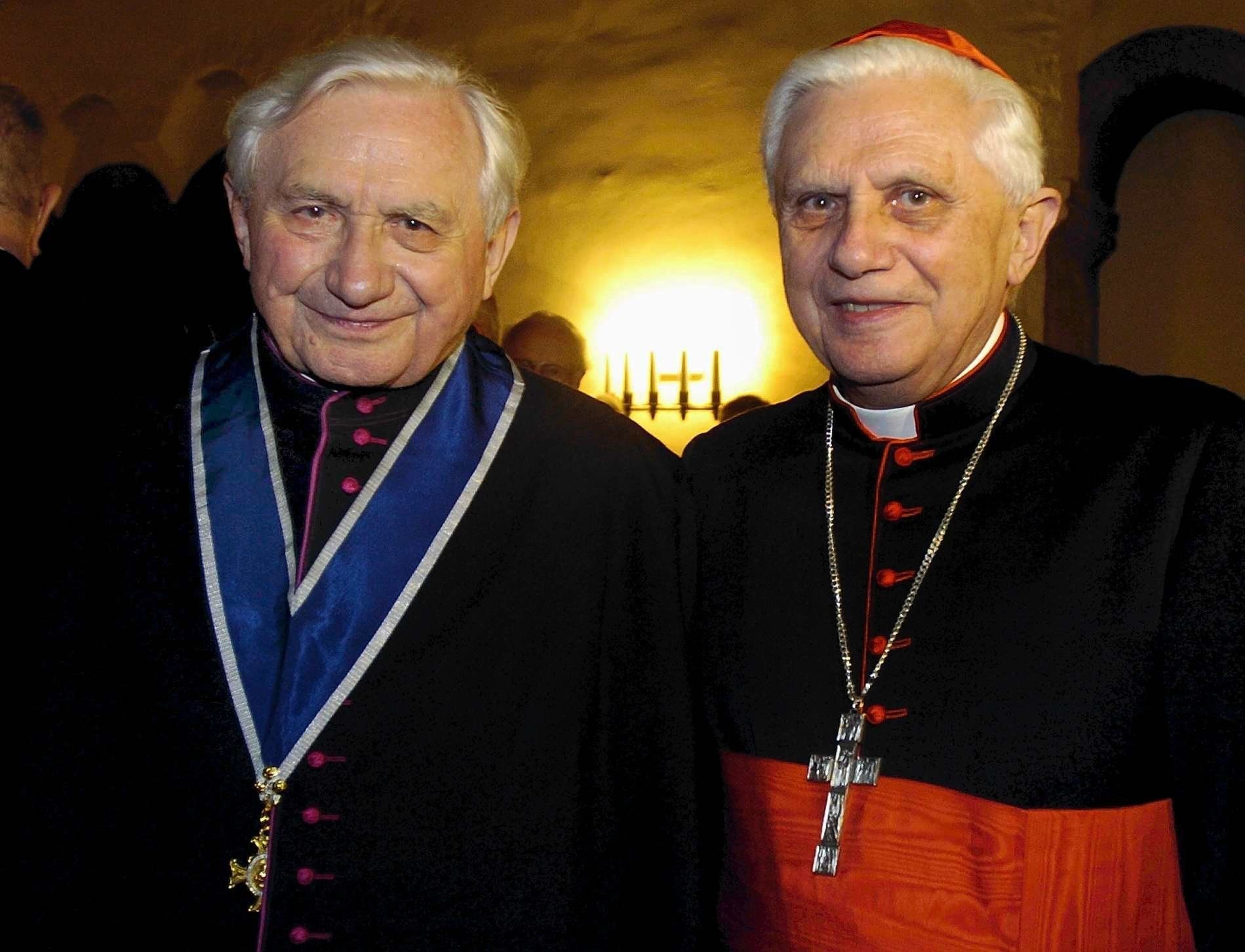 Der frühere Regensburger Domkapellmeister Georg Ratzinger (links) steht an seinem 80. Geburtstag neben seinem Bruder, Kardinal Joseph Ratzinger. (Archivfoto von 2004)