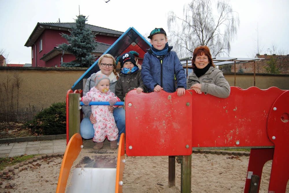 Kleine Fotopause zwischen Ballspiel und Radrennen: Jana Franzisky (r.) und Sandra Chowarnierz mit ihren Schützlingen Lena, Nic und Raik (v.l.).