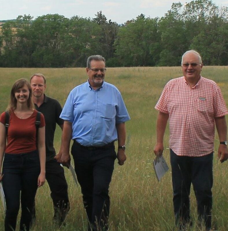 Sachsen-Anhalts Staatssekretär für Umwelt, Klaus Rehda (2.v.r.), wird vom Vorstandsvorsitzenden des Geo-Naturparks, Harri Reiche (r.), und Naturpark-Geschäftsführer Matthias Henniger auf dem Rödel begrüßt.