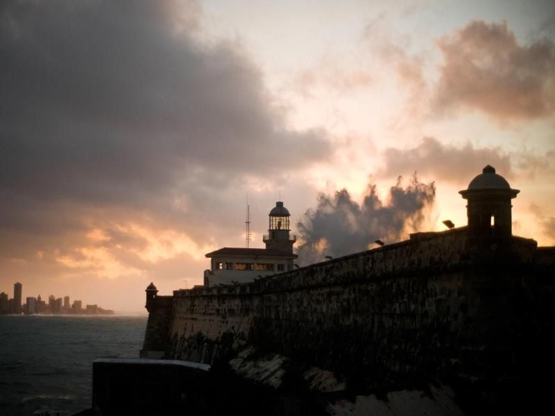 Wellen brechen am Felsen Morro mit der Festung Castillo de los Tres Reyes del Morroin an der Hafeneinfahrt von Havanna. Auch auf Kuba wütete Hurrikan „Irma”, vielerorts fiel der Strom aus. Foto: Ramon Espinosa