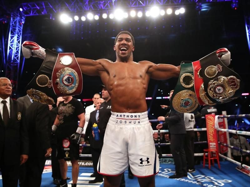 Anthony Joshua (M) feieret seinen Sieg über Alexander Powetkin. Foto: Nick Potts/PA Wire