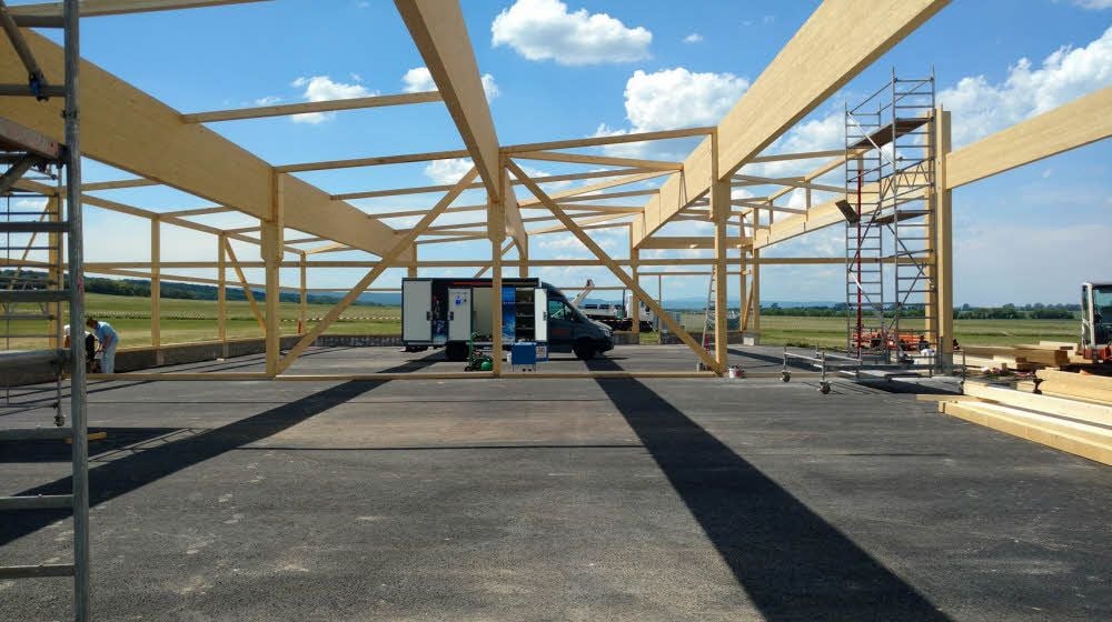 Das hölzerne Gerüst steht, in Kürze kommt das Dach drauf: In Ballenstedt baut ein Vater für seinen Sohn - und das Rockharz-Festival - einen Hangar.