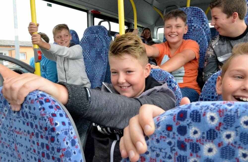Spannender Moment. Busfahrerin Viki Uthmann simuliert eine Gefahrensituation und tritt bei Tempo 50 voll auf die Bremse.