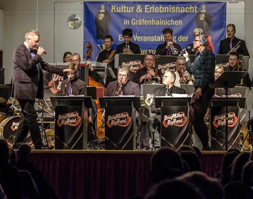 Drugmillers Bigband musizierte in der Aula des Paul-Gerhardt-Gymnasiums. Als Überraschung sangen Michael und Anne Walther.