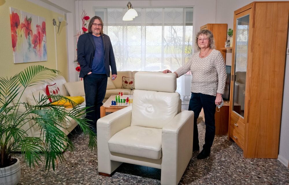 ASB-Regionalgeschäftsführer Maik Scharf und die neue Pflegedienstleiterin, Sonja Klimm, stehen im Wohnbereich der Tagespflege.