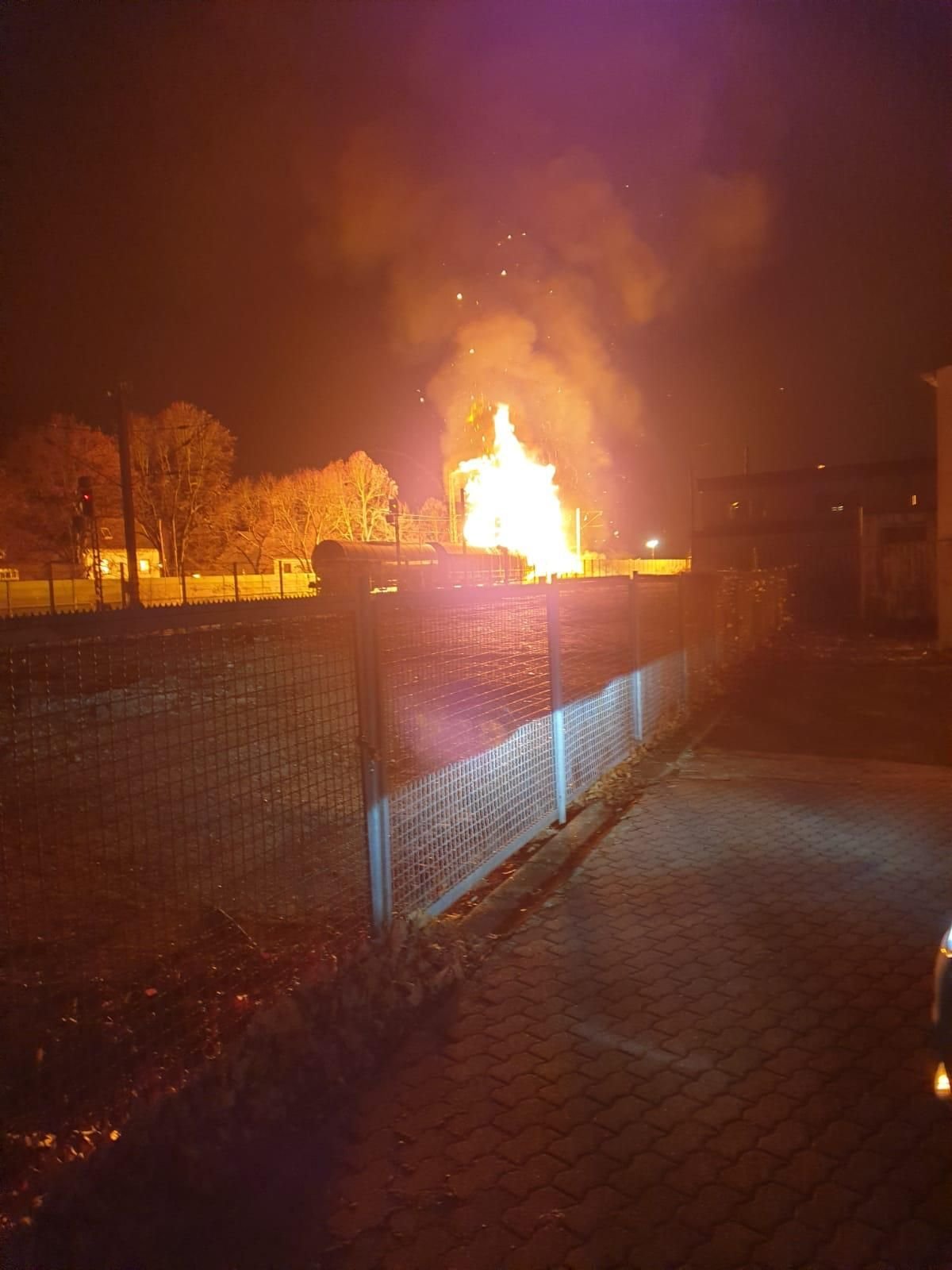 Unkel Am Rhein: Zwei mit Spraydosen beladene Güterwaggons stehen in Flammen.