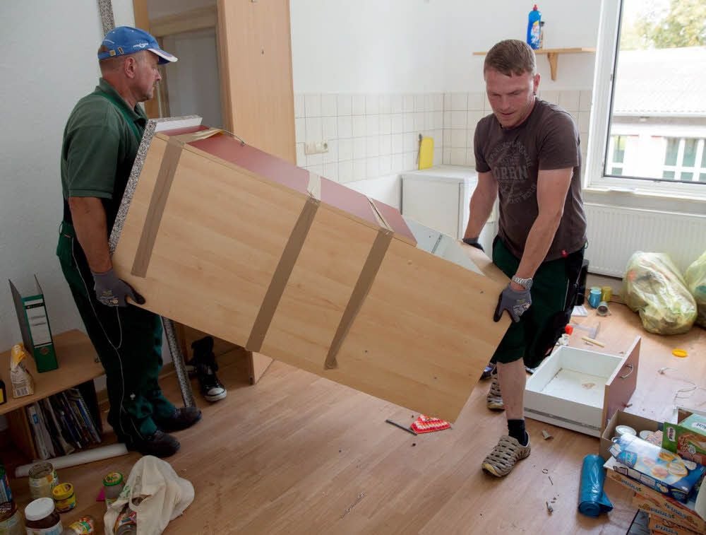 Mitarbeiter eines Annaburger Unternehmens beräumen derzeit die Wohnung.