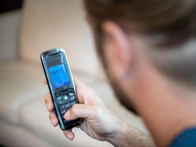 Hat man weniger schlimme Beschwerden, ist an Abenden, Wochenenden oder Feiertagen die Telefonnummer des ärztlichen Bereitschaftsdienstes 116 117 die richtige Wahl. Foto: Zacharie Scheurer