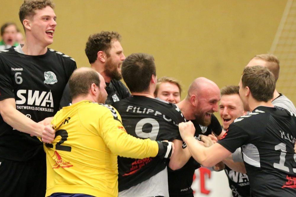 Die Aschersleber jubeln nach einem umkämpften Spiel über den Sieg gegen Apolda.
