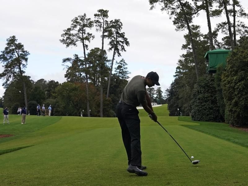 Tiger Woods beim Abschlag im Augusta National Golf Club. Foto: David J. Phillip/AP/dpa