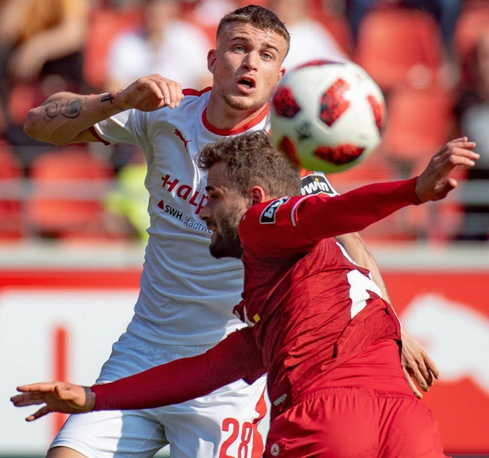 Kilian Pagliuca (l.) setzt sich im Duell gegen Würzburgs Daniel Hägele durch.