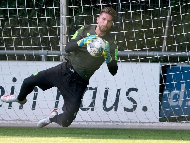 Zurück im 96-Tor: Ron-Robert Zieler beim Trainingsauftakt in Hannover. Foto: Peter Steffen