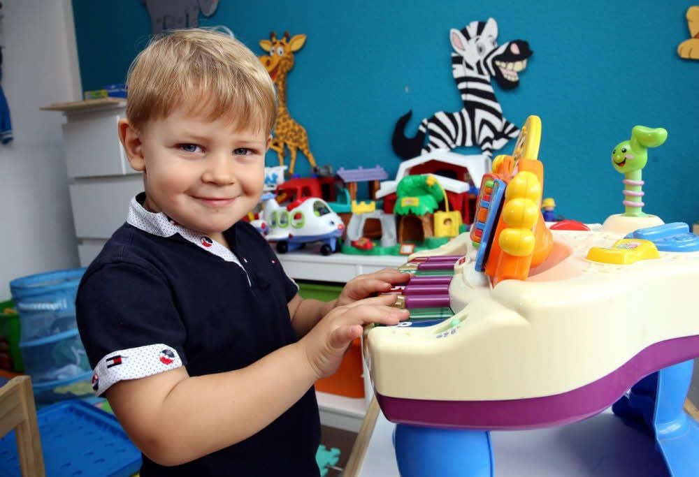 Emil, der letzte Bernburger, ist ein Hansdampf in allen Gassen. In seinem Kinderzimmer spielt er gern auf dem Klavier. Ob der Dreijährige mal ein berühmter Pianist wird?