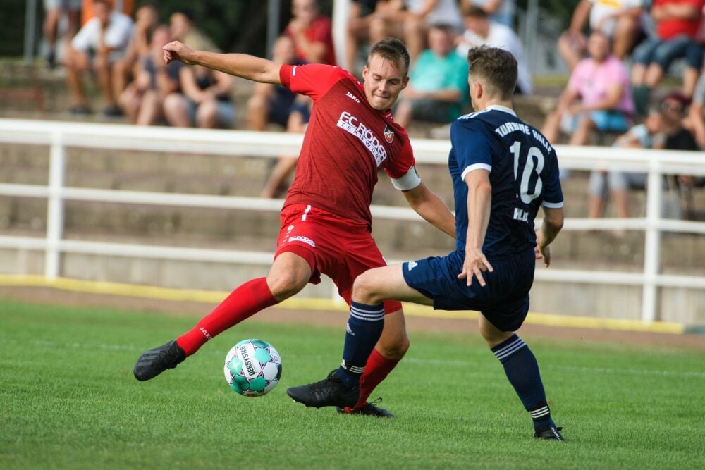 Kapitän Jonas Ballin (l.) - hier im torlosen Auftaktspiel der neuen Landesliga-Saison gegen Turbine Halle - hat mit dem SC Naumburg am Sonnabend ab 15 Uhr im Stadion an der Saalestraße den amtierenden Verbandsliga-Titelträger 1. FC Romonta Amsdorf zu Gast.
