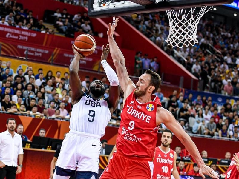 Der Türke Semih Erden (r) verteidigt am Korb gegen US-Spieler Jaylen Brown. Foto: Osports via ZUMA Wire