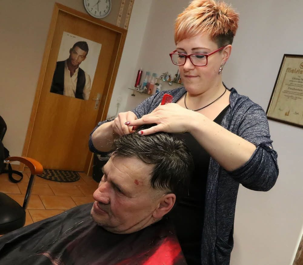 Friseurin Christina Fuß aus Polleben macht dem Sangerhäuser Andreas Hiksch die Haare schön.