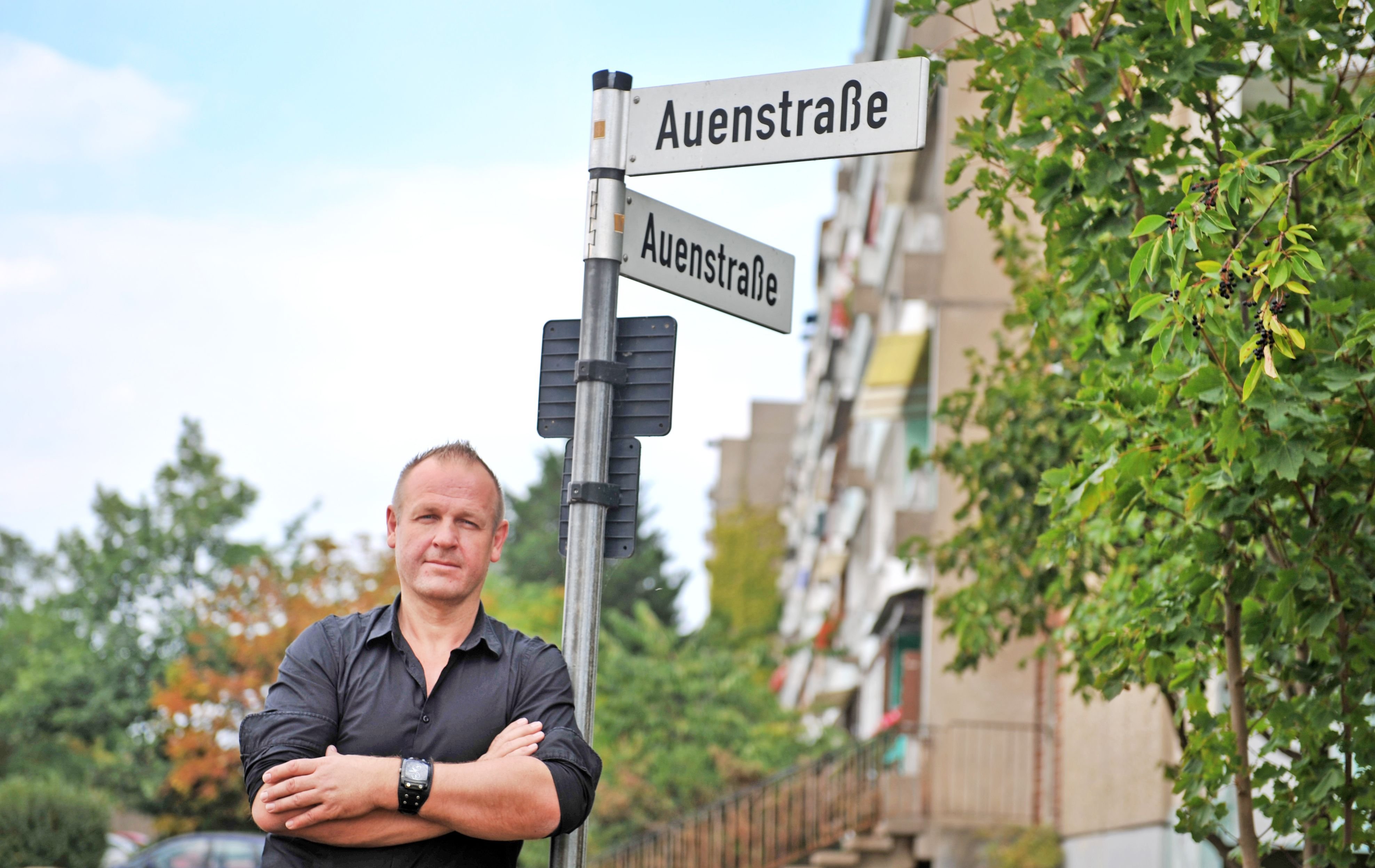 In der Auenstraße von Wolfen-Nord hat Kay-Uwe Ziegler vor Jahren gewohnt. Den Rückbau im Stadtteil findet er bedenklich.