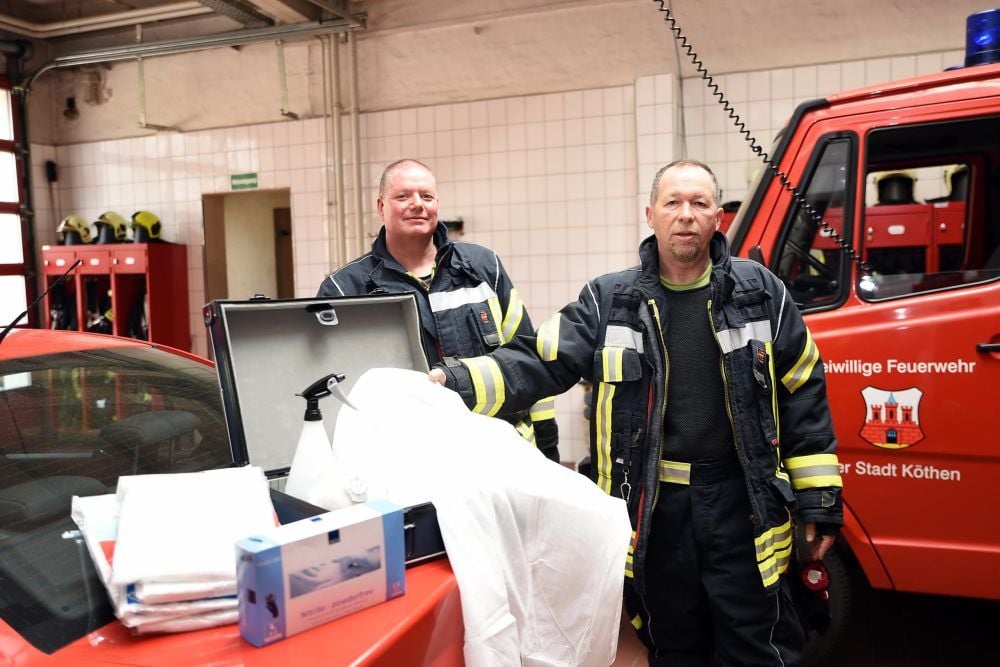 Stadtwehrleiter Heiko Schmidt (li.) und sein Stellvertreter Yves Kluge zeigen den Inhalt des Notfallkoffers, der während der Corona-Krise bei Einsätzen mitgeführt wird. Die Kameraden müssen verhindern, dass sich einer von ihnen bei einem Einsatz mit dem Virus infiziert.