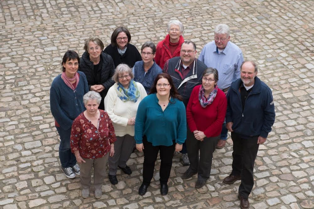 Unter der Leitung der Naumburger Pfarrerin Christina Lang (Mitte, vorn) sorgt eine Gruppe ehrenamtlich wirkender Männer und Frauen - nicht alle sind auf diesem Bild - dafür, dass die Stadtkirche St. Wenzel von Einwohnern und Gästen der Stadt besucht werden kann.