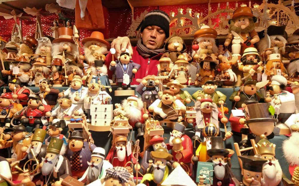 Mohinder Pal bietet seit über 20 Jahren Räuchermännchen aus dem Erzgebirge an. Sein Geschäft könnte besser laufen, sagt er.
