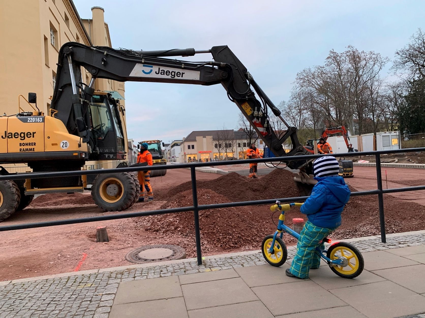 Bagger, Walzen, Rüttelplatte und viele Bauarbeiter: Auf der Baustelle für den neuen Busbahnhof in Bernburg herrscht viel Betrieb.