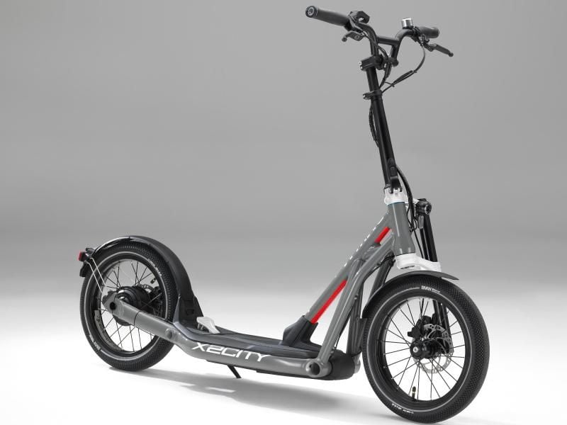 Der elektrische Tretroller Motorrad X2City von BMW hat eine faltbare Lenkeinheit und eine maximale elektrische Reichweite von bis zu 35 Kilometern. Foto: Arnold Debus/BMW/dpa-tmn