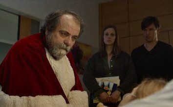 Matthias Brenner (Klaus, l.), Helena Pieska (Clara) sowie Julia Jäger und Peter Schneider als Claras Eltern