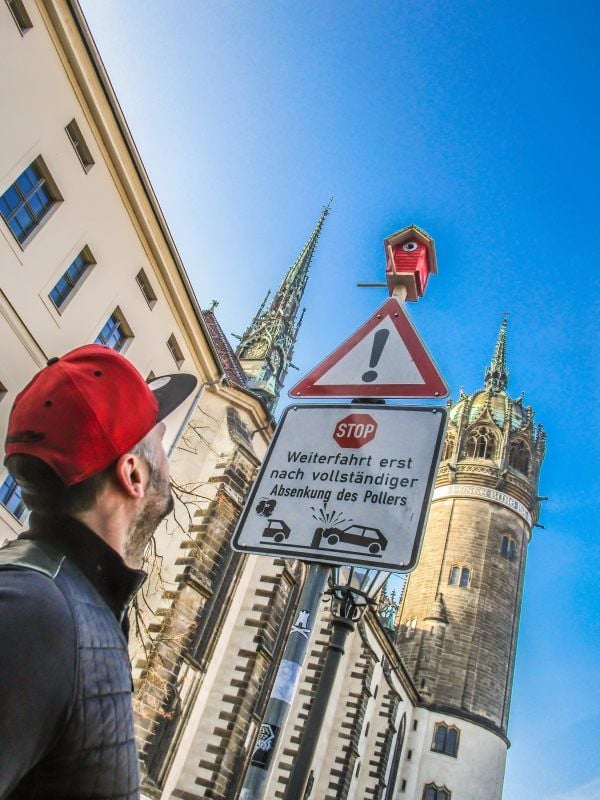 Da staunt der Passant: Auf einzelnen Verkehrsschildern in der Wittenberger Altstadt wurden zu Beginn des neuen Jahres rote Nistkästen wie dieser hier angebracht. Die Stadt will sie erst einmal dulden.