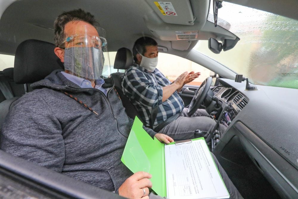Neben Maske trägt Thomas Börner im Fahrschulauto auch Sichtschutz.