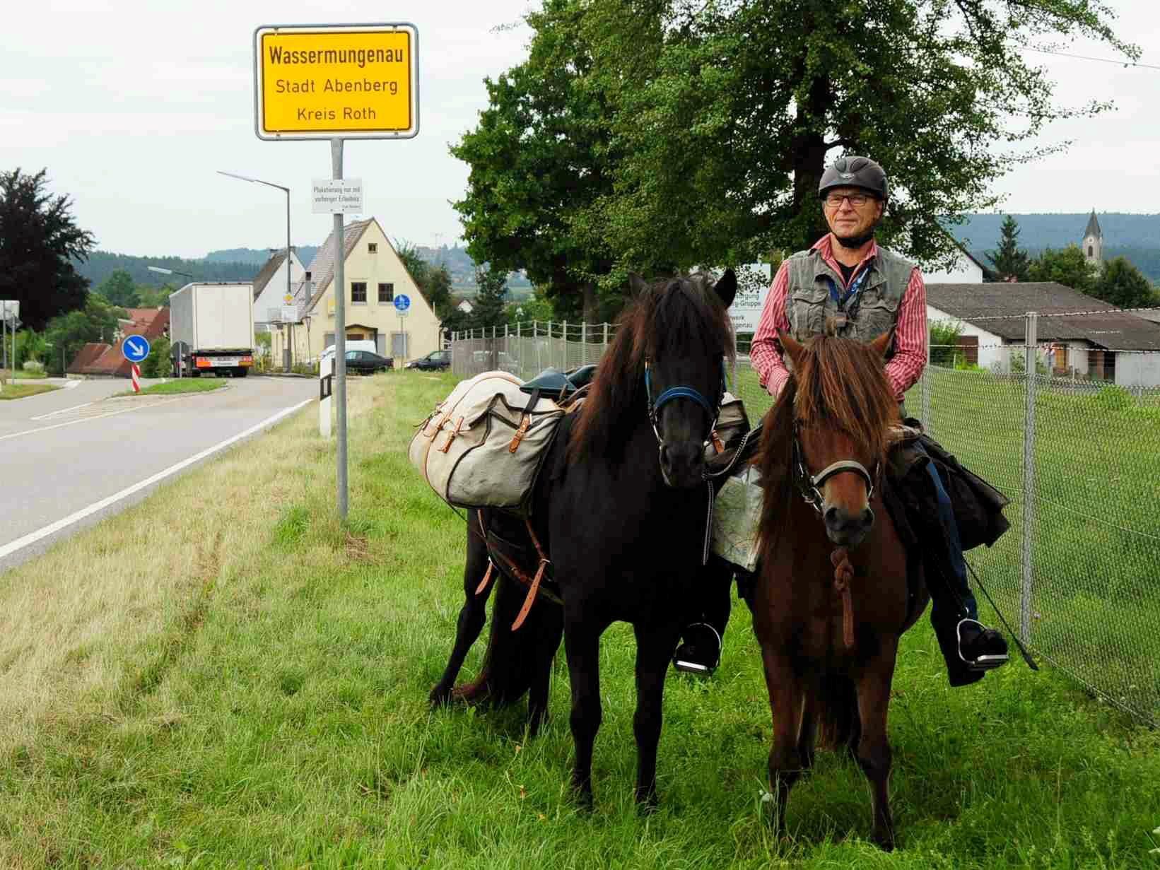 Weil er seinem Enkel versprochen hat, ihn mit dem Pferd von der Schule abzuholen, reitet Hans Watzl von Mittelfranken bis nach Münster (Nordrhein-Westfalen).