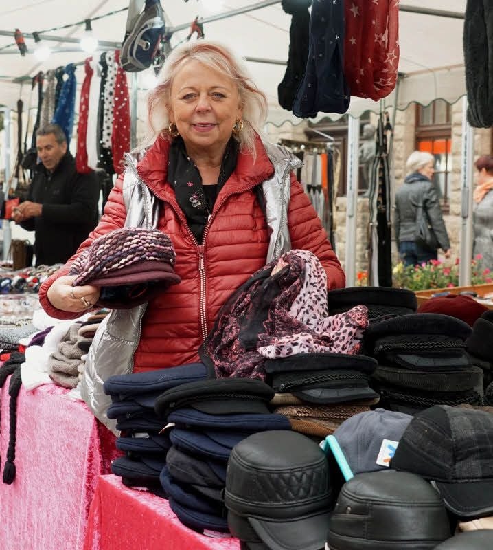 Christine Küster bietet seit 1991 auf dem Wochenmarkt Mützen und Accessoires an.