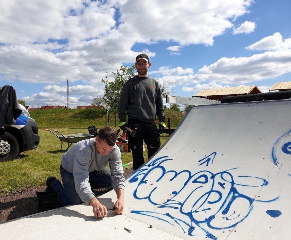 Ludwig Hammer (knieend) und Christian Helmecke helfen beim Aufbau der Skaterbahn auf dem Radegaster Spielplatz.