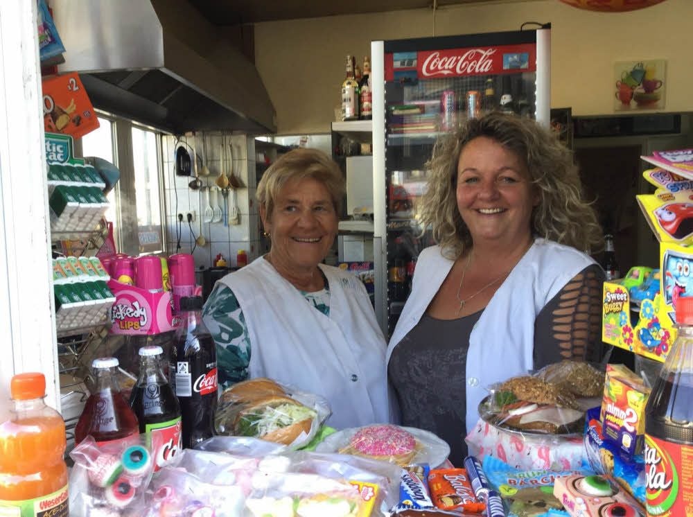 Ursula Kolbe und Carola Wiehart arbeiten im Runden Kiosk am Bahnhof in Sangerhausen.