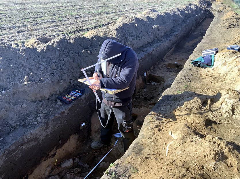 Ein Mitarbeiter des Grabungsteams bei der Arbeit.