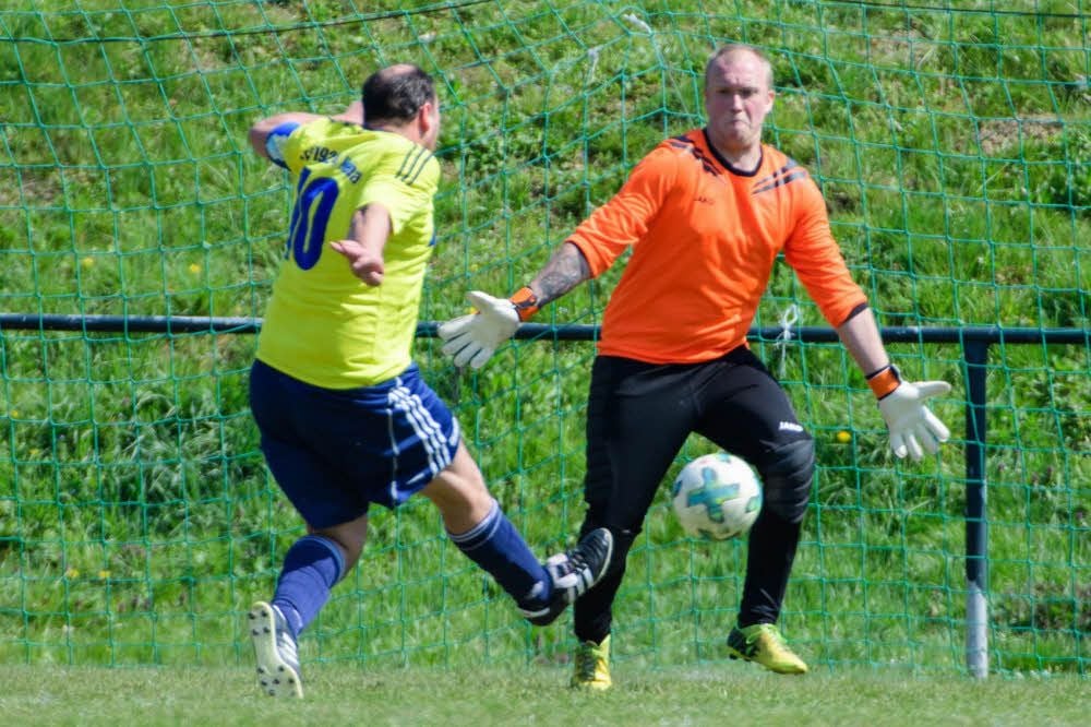 Nebras Kapitän André Gollmann (l.) überwindet SVM-Schlussmann Florian Böhme und erzielt einen seiner beiden Treffer.