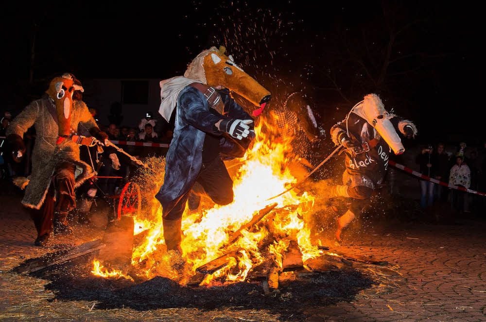 Bei der Lichtmeß auf dem Bäckerplatz in Spergau wird das Feuer durch die Pferde zerfahren.