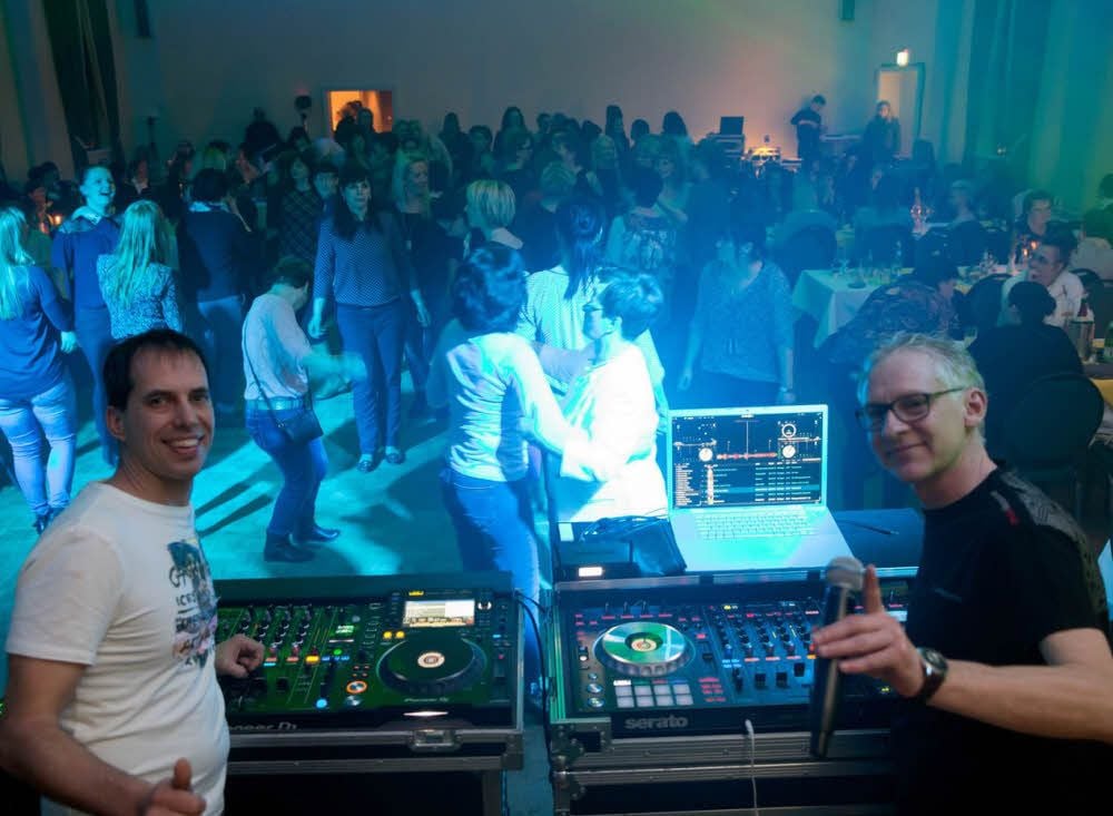 Beste Stimmung war angesagt bei der „Bösen-Mädchen-Nacht“ im Jessener „Schützenhaus“. Auch wenn die Travestieshow auf der Bühne pausierte, hatten die 160 Frauen weiterhin reichlich Spaß.